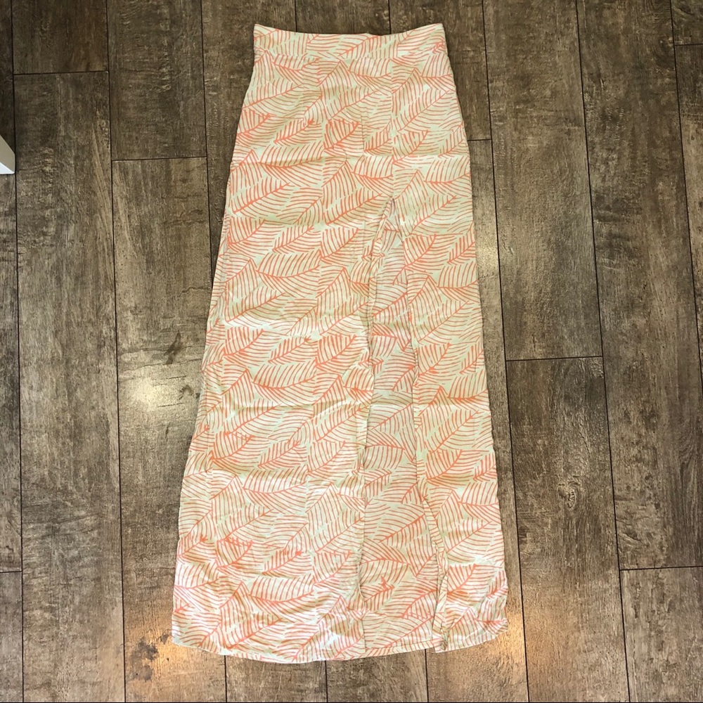 Tropical skirt, high rise and huge leg slit.